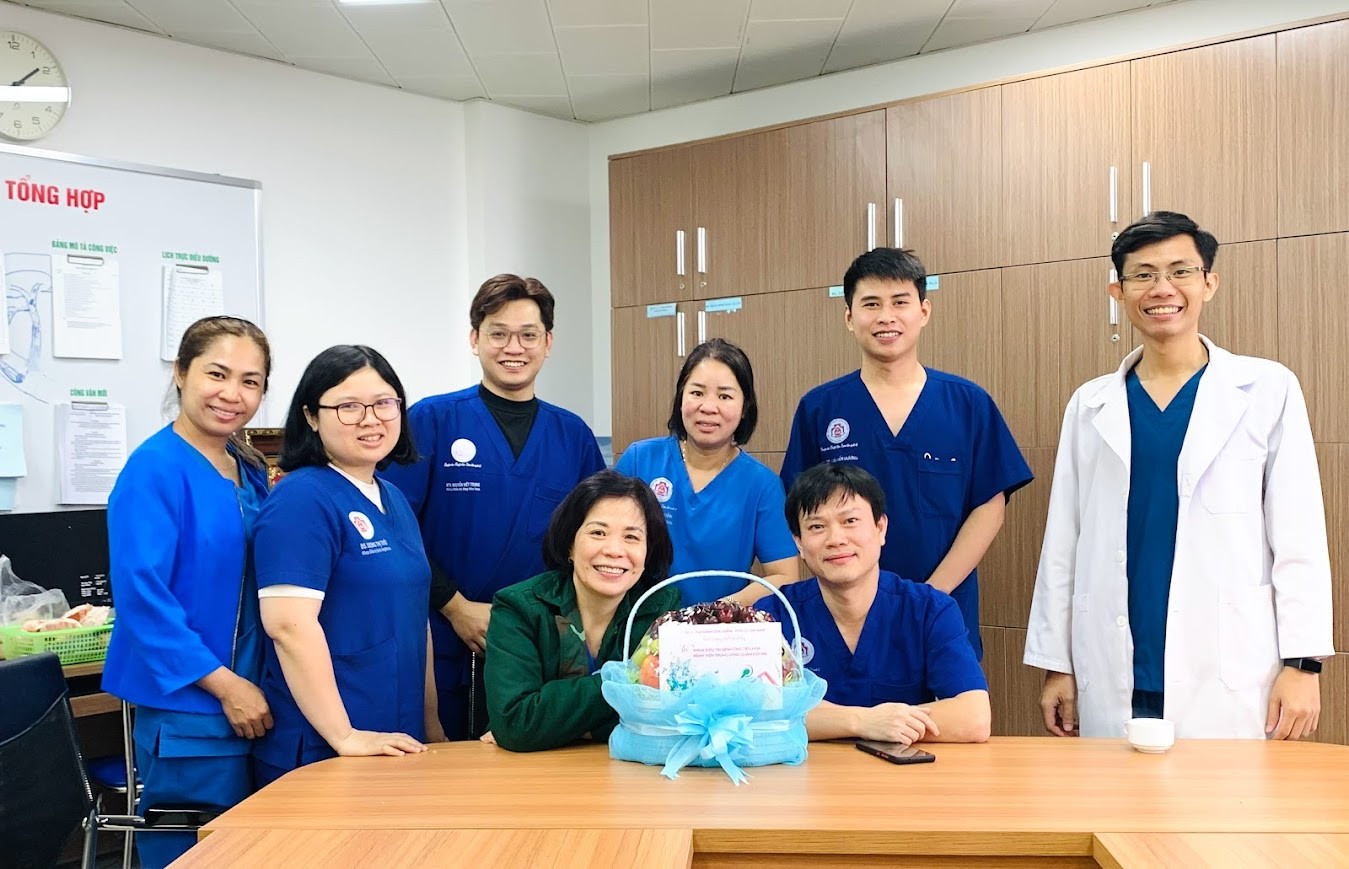 BSNT Thành (bìa phải) trong thời gian thực tập tại Khoa Tiêu hóa Bệnh viện T.Ư Quân đội 108 BSNT Thành (bìa phải) trong thời gian thực tập tại Khoa Tiêu hóa Bệnh viện T.Ư Quân đội 108