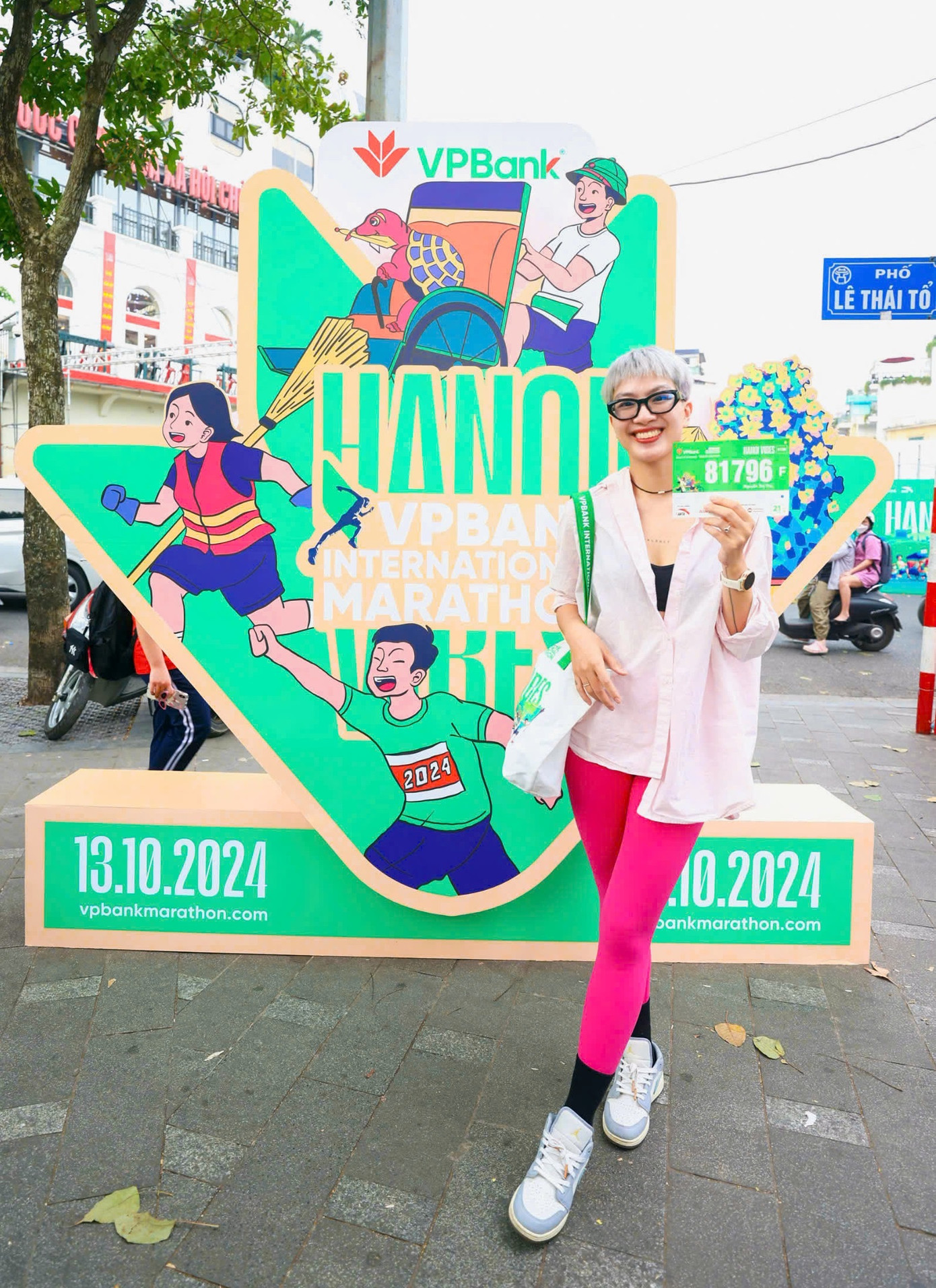 Runner Nguyễn Thu - huấn luyện viên pilates năm thứ 2 tham gia VPIM với cùng cự ly 21km. Năm ngoái chị cũng đến nhận bib trong ngày đầu tiên và cho biết rất ấn tượng với công tác tổ chức chuyên nghiệp cũng như quy mô của giải. Runner Nguyễn Thu - huấn luyện viên pilates năm thứ 2 tham gia VPIM với cùng cự ly 21km. Năm ngoái chị cũng đến nhận bib trong ngày đầu tiên và cho biết rất ấn tượng với công tác tổ chức chuyên nghiệp cũng như quy mô của giải.