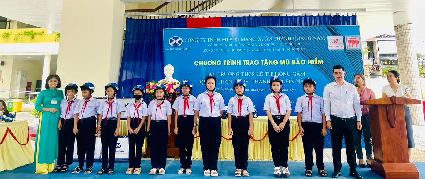 Đại diện Xi Măng Xuân Thành trao tặng mũ bảo hiểm đạt chuẩn cho các em học sinh tại trường THCS Lê Thị Hồng Gấm (Thành phố Đà Nẵng) Đại diện Xi Măng Xuân Thành trao tặng mũ bảo hiểm đạt chuẩn cho các em học sinh tại trường THCS Lê Thị Hồng Gấm (Thành phố Đà Nẵng)