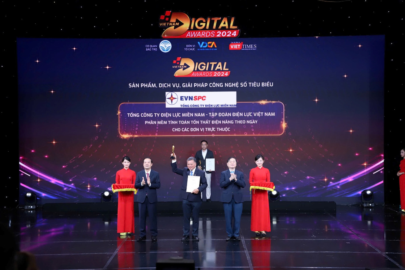 Đại diện EVNSPC được vinh danh tại Lễ trao Giải thưởng Chuyển đổi số Việt Nam - Vietnam Digital Awards 2024 Đại diện EVNSPC được vinh danh tại Lễ trao Giải thưởng Chuyển đổi số Việt Nam - Vietnam Digital Awards 2024