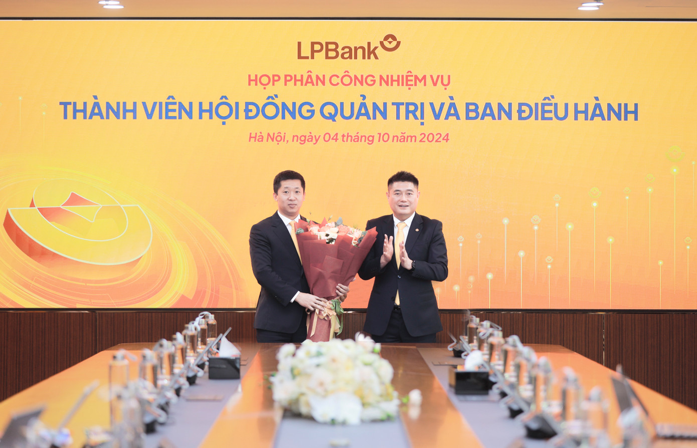 Ông Nguyễn Đức Thụy – Chủ tịch HĐQT LPBank (phải) tặng hoa chúc mừng cho ông Vũ Quốc Khánh – Quyền Tổng Giám đốc (trái)