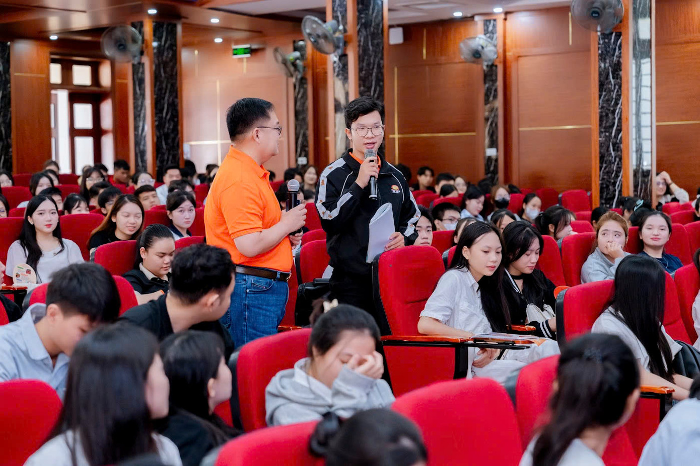 Sinh viên Đại học Vinh hào hứng trao đổi với diễn giả về chủ đề AI Sinh viên Đại học Vinh hào hứng trao đổi với diễn giả về chủ đề AI