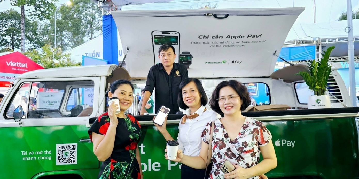 Khách hàng tham quan và trải nghiệm giải pháp thanh toán mới tại chuyến xe cafe “Chỉ cần Apple Pay!”