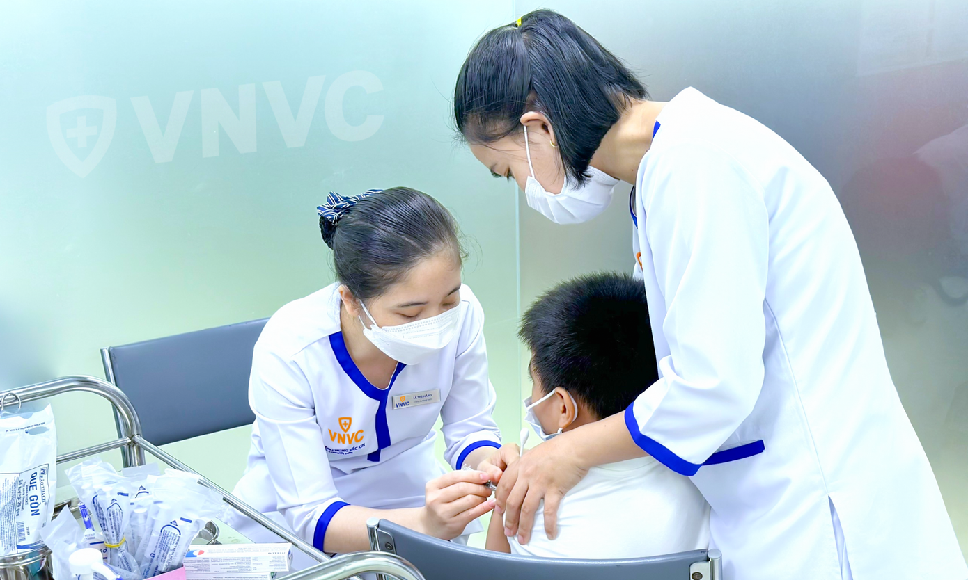 Trẻ tiêm vắc xin phòng bệnh tại VNVC.