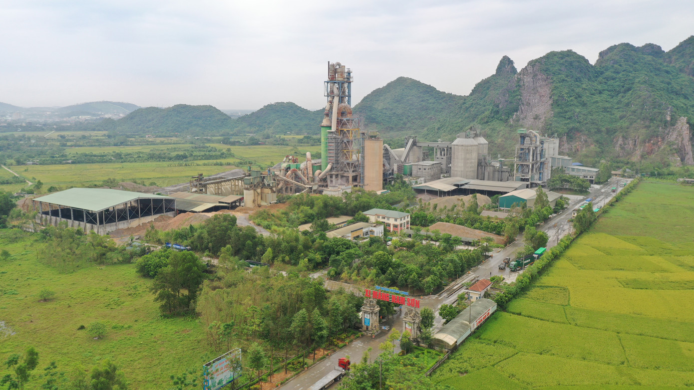 Xi Măng Hoàng Long sở hữu 4 dây chuyền sản xuất tại các tỉnh Hà Nội, Hà Nam, Hòa Bình. Xi Măng Hoàng Long sở hữu 4 dây chuyền sản xuất tại các tỉnh Hà Nội, Hà Nam, Hòa Bình.