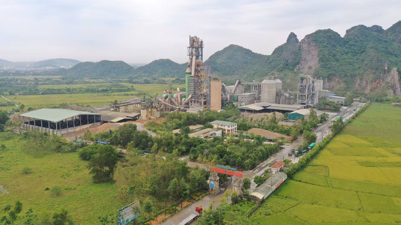 Xi Măng Hoàng Long sở hữu 4 dây chuyền sản xuất tại các tỉnh Hà Nội, Hà Nam, Hòa Bình.