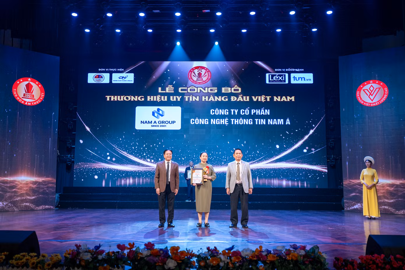 Đại diện Công ty Cổ phần Công nghệ thông tin Nam Á bà Trần Tố Nga - Phó TGĐ công ty nhận Top 10 Thương hiệu uy tín hàng đầu Việt Nam 2024