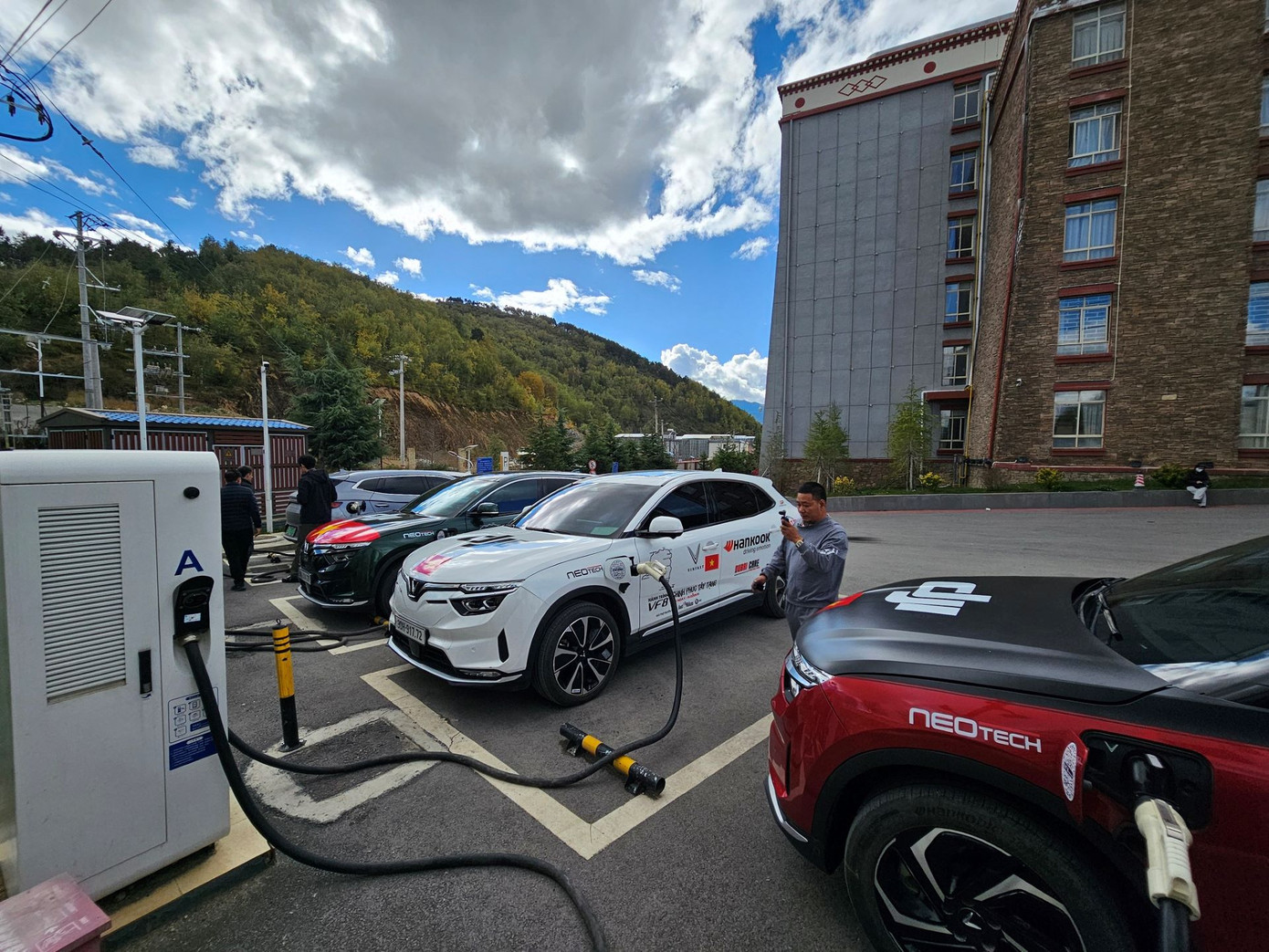 Về việc sạc pin, việc kết nối đầu sạc thông qua bộ chuyển đổi tại Trung Quốc hoàn toàn thuận lợi. Tuy nhiên, các thành viên trong đoàn gặp vấn đề về thanh toán do có nhiều đơn vị tư nhân đầu tư hệ thống trạm sạc. Sau khi tìm hiểu, việc thanh toán này đã có lời giải, toàn đoàn yên tâm tiếp tục hành trình. Về việc sạc pin, việc kết nối đầu sạc thông qua bộ chuyển đổi tại Trung Quốc hoàn toàn thuận lợi. Tuy nhiên, các thành viên trong đoàn gặp vấn đề về thanh toán do có nhiều đơn vị tư nhân đầu tư hệ thống trạm sạc. Sau khi tìm hiểu, việc thanh toán này đã có lời giải, toàn đoàn yên tâm tiếp tục hành trình.