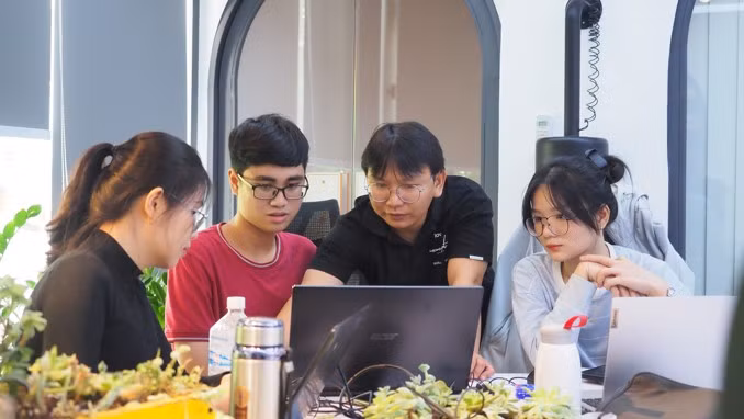 Giảng viên Aptech đang hướng dẫn cho các bạn sinh viên 1 trường Đại học - Cao đẳng các kỹ năng IT trong một cuộc thi về công nghệ
