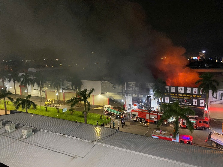 Đám cháy lớn gần TTTM kèm cột khói bốc cao hàng chục mét Đám cháy lớn gần TTTM kèm cột khói bốc cao hàng chục mét