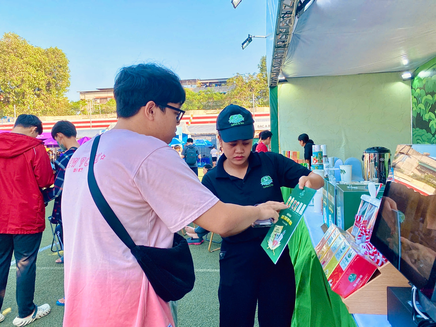 Nhân viên Phúc Long tư vấn các chương trình đặc biệt cho khách hàng