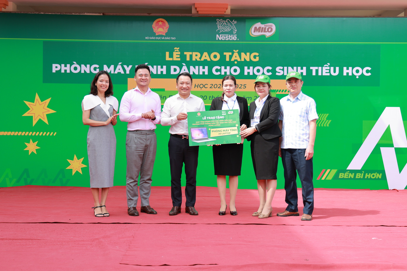 Đại diện Bộ GDDT, Nestlé MILO trao tặng phòng máy tính cho Trường PTDT Bán trú Tiểu học Púng Luông Đại diện Bộ GDDT, Nestlé MILO trao tặng phòng máy tính cho Trường PTDT Bán trú Tiểu học Púng Luông