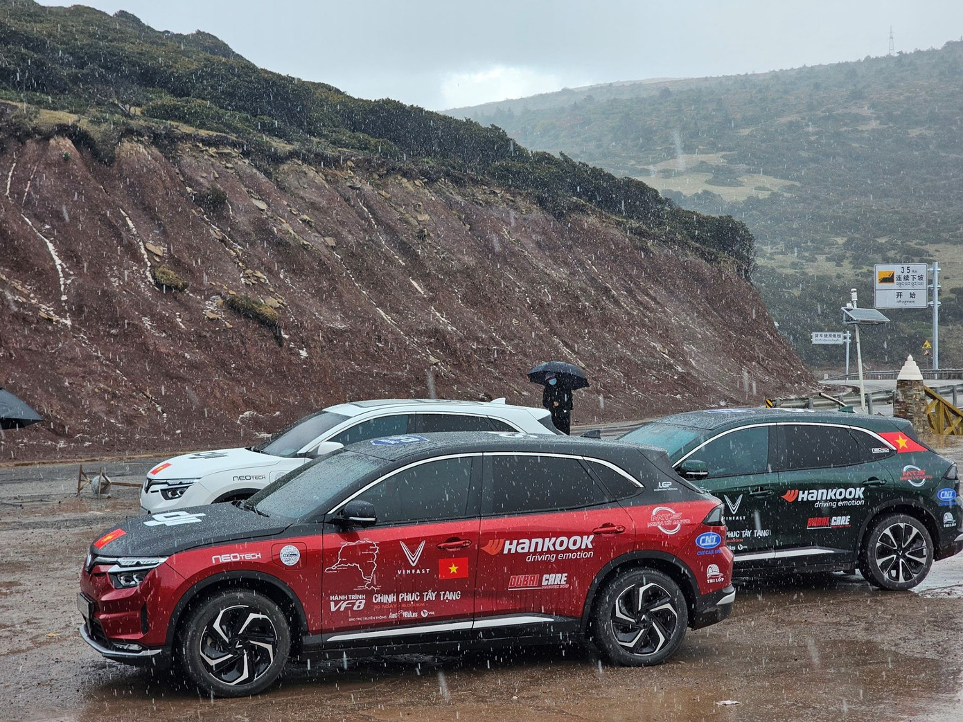 Buổi sáng của ngày thứ 7, nhiệt độ xuống thấp, cả đoàn VF 8 gặp thử thách khi phải di chuyển trong điều kiện tuyết rơi. Không ít thành viên trong đoàn thích thú ghi lại khoảnh khắc những chiếc xe điện Việt vượt mưa tuyết trong hành trình vạn dặm. Buổi sáng của ngày thứ 7, nhiệt độ xuống thấp, cả đoàn VF 8 gặp thử thách khi phải di chuyển trong điều kiện tuyết rơi. Không ít thành viên trong đoàn thích thú ghi lại khoảnh khắc những chiếc xe điện Việt vượt mưa tuyết trong hành trình vạn dặm.