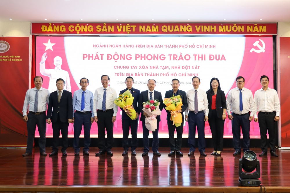 Đại diện các ngân hàng cùng đại diện UBND TPHCM và Uỷ ban MTTQ Việt Nam TPHCM chụp hình lưu niệm.