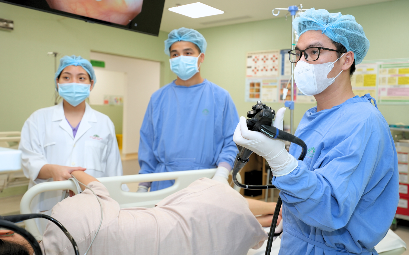 Ê kíp bác sĩ Tiêu hóa - BVĐK Hồng Ngọc thực hiện can thiệp cho bệnh nhân