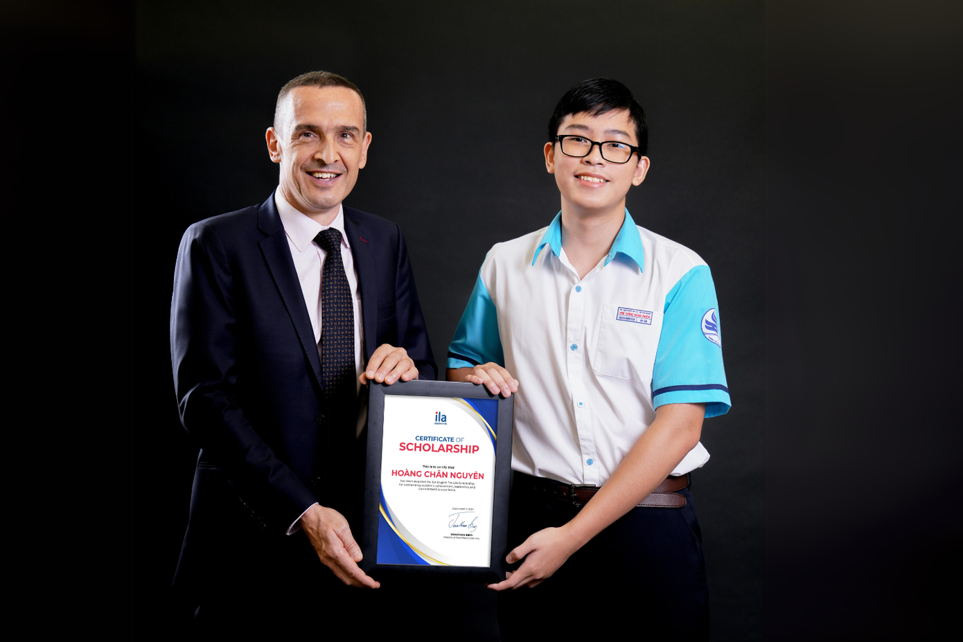 Chân Nguyên nhận học bổng từ ILA