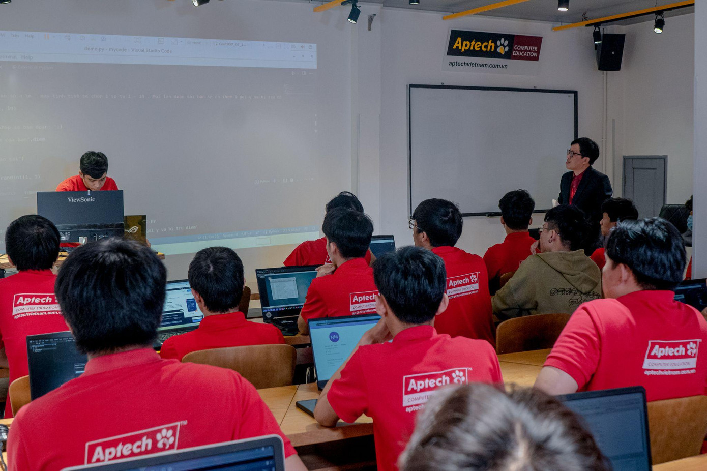 Tại Aptech, các bạn sẽ được tiếp cận với các dự án thực tế ngay từ khi đang học Tại Aptech, các bạn sẽ được tiếp cận với các dự án thực tế ngay từ khi đang học