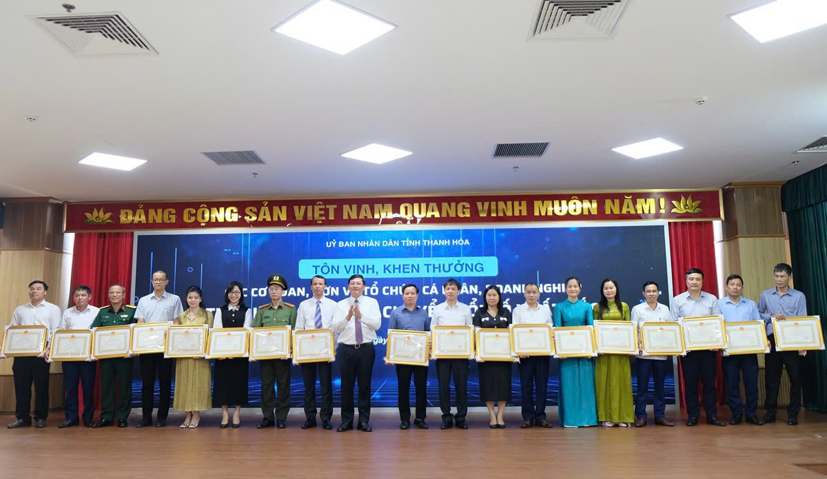 Phó Chủ tịch UBND tỉnh Mai Xuân Liêm trao Bằng khen cho các tập thể đã có thành tích xuất sắc trong công tác chuyển đổi số trên địa bàn tỉnh Thanh Hóa giai đoạn 2022-2023 Phó Chủ tịch UBND tỉnh Mai Xuân Liêm trao Bằng khen cho các tập thể đã có thành tích xuất sắc trong công tác chuyển đổi số trên địa bàn tỉnh Thanh Hóa giai đoạn 2022-2023