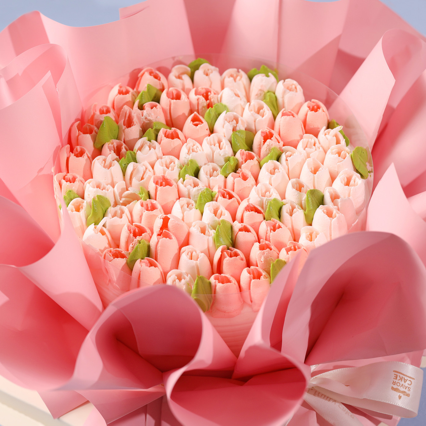 Bánh hoa màu hồng dành cho những cô nàng ngọt ngào, thường được ưa chuộng khi tặng người yêu hoặc vợ