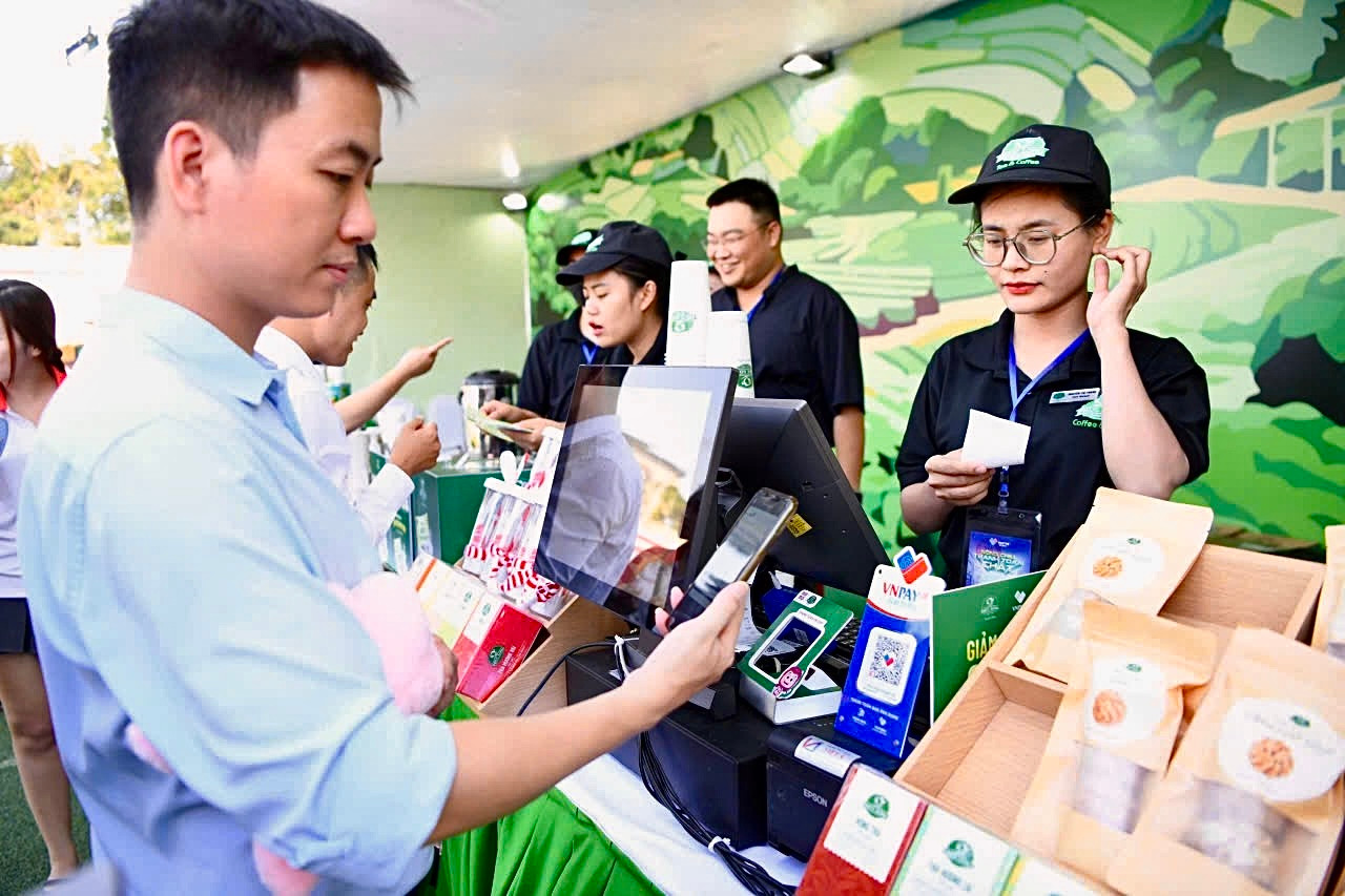 Khách hàng trải nghiệm thanh toán không tiền mặt tại gian hàng Phúc Long