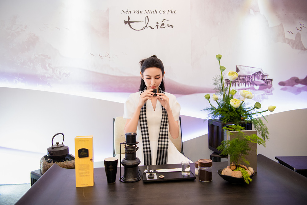 Hoa hậu Thùy Tiên trải nghiệm Văn minh cà phê Thiền, một trong 3 nền văn minh cà phê tiêu biểu thế giới được Discovery nhận định là “nâng cao thành một trải nghiệm lịch sử sâu sắc” tại lễ ra mắt Trung Nguyên E-Coffee phiên bản mới. Hoa hậu Thùy Tiên trải nghiệm Văn minh cà phê Thiền, một trong 3 nền văn minh cà phê tiêu biểu thế giới được Discovery nhận định là “nâng cao thành một trải nghiệm lịch sử sâu sắc” tại lễ ra mắt Trung Nguyên E-Coffee phiên bản mới.