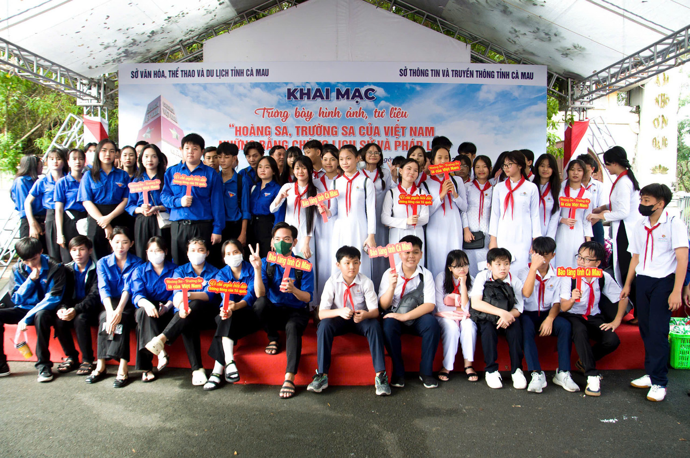 Nhiều học sinh đến với không gian trưng bày chuyên đề “Hoàng Sa – Trường Sa của Việt Nam”. Nhiều học sinh đến với không gian trưng bày chuyên đề “Hoàng Sa – Trường Sa của Việt Nam”.