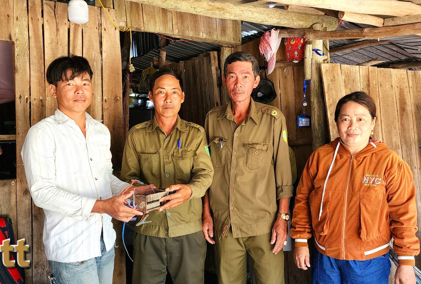 Một số hộ dân trên địa bàn huyện U Minh chủ động giao nộp dụng cụ, ngư cụ… khai thác có tính chất hủy diệt nguồn lợi thủy sản.