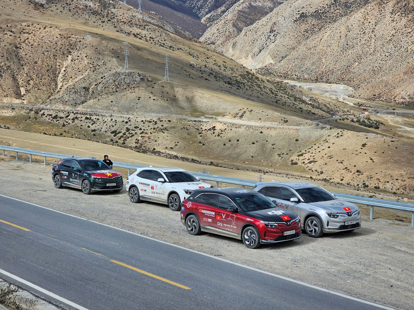 Ngày thứ 8 của hành trình, 4 chiếc VinFast VF 8 tiếp tục chứng kiến nhiều cảnh đẹp trên cung đường 318. Những thung lũng, thảo nguyên vô tận hiện ra trước mắt. Ngày thứ 8 của hành trình, 4 chiếc VinFast VF 8 tiếp tục chứng kiến nhiều cảnh đẹp trên cung đường 318. Những thung lũng, thảo nguyên vô tận hiện ra trước mắt.