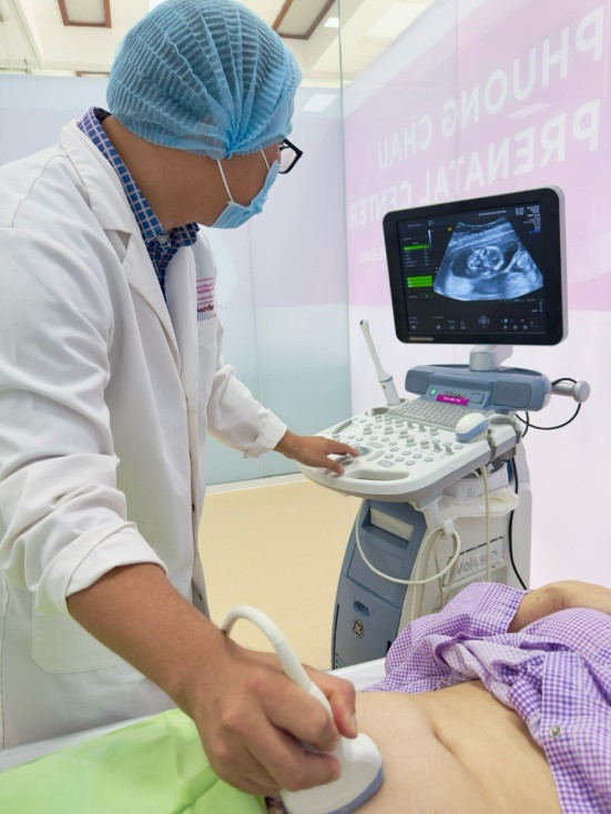 Bác sĩ Trung tâm tiền sản Phương Châu siêu âm trước chọc ối cho khách hàng