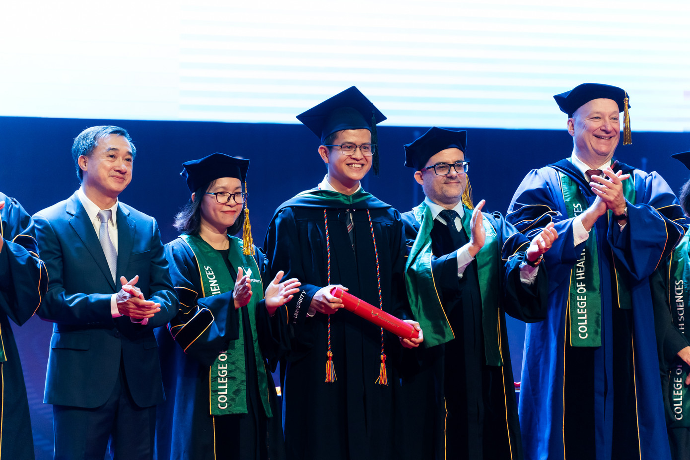 Các bác sĩ nội trú lên nhận bằng từ Giám đốc chương trình.TS.BS. Nguyễn Thị Tuyết - GĐ BSNT Nội (thứ hai từ trái qua) và GS Các bác sĩ nội trú lên nhận bằng từ Giám đốc chương trình.TS.BS. Nguyễn Thị Tuyết - GĐ BSNT Nội (thứ hai từ trái qua) và GS