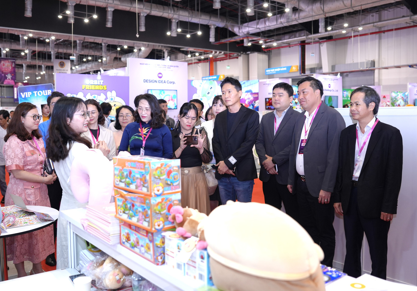 Đại biểu thăm quan gian hàng tại ngày hội Đại biểu thăm quan gian hàng tại ngày hội