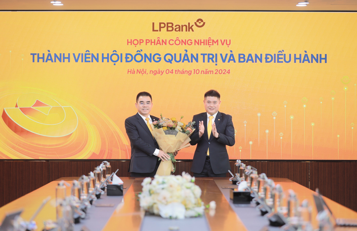Ông Nguyễn Đức Thụy – Chủ tịch HĐQT LPBank (phải) tặng hoa chúc mừng cho ông Hồ Nam Tiến – Phó Chủ tịch thường trực HĐQT (trái)