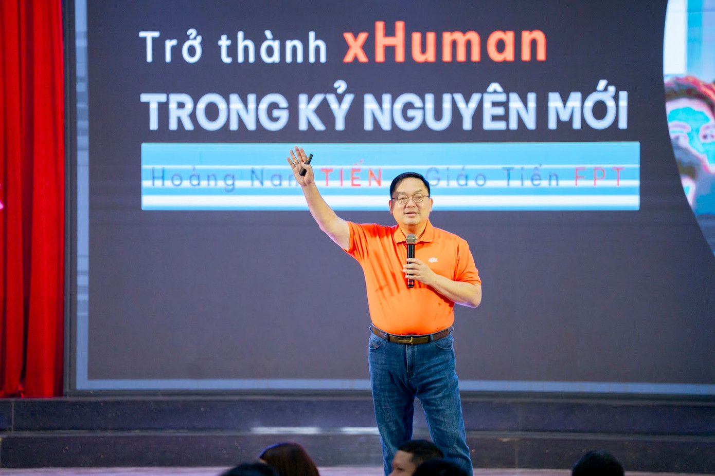 Ông Hoàng Nam Tiến chia sẻ về những kĩ năng mà con người cần có thể thắng được AI Ông Hoàng Nam Tiến chia sẻ về những kĩ năng mà con người cần có thể thắng được AI