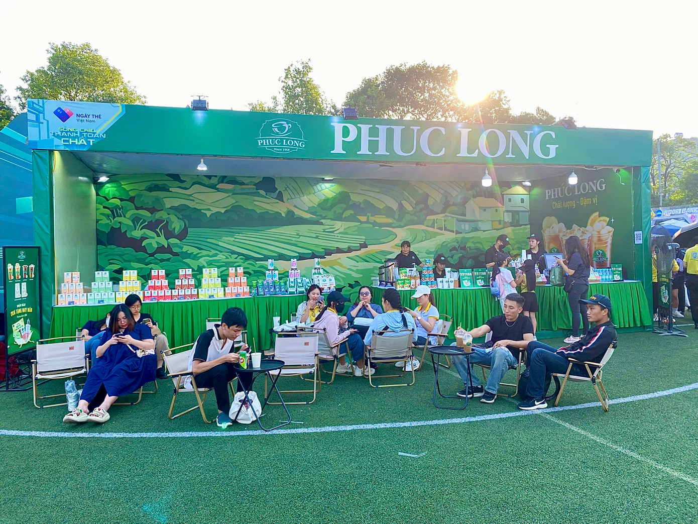 Nhiều khách hàng trẻ thưởng thức sản phẩm Phúc Long tại Ngày thẻ Việt Nam