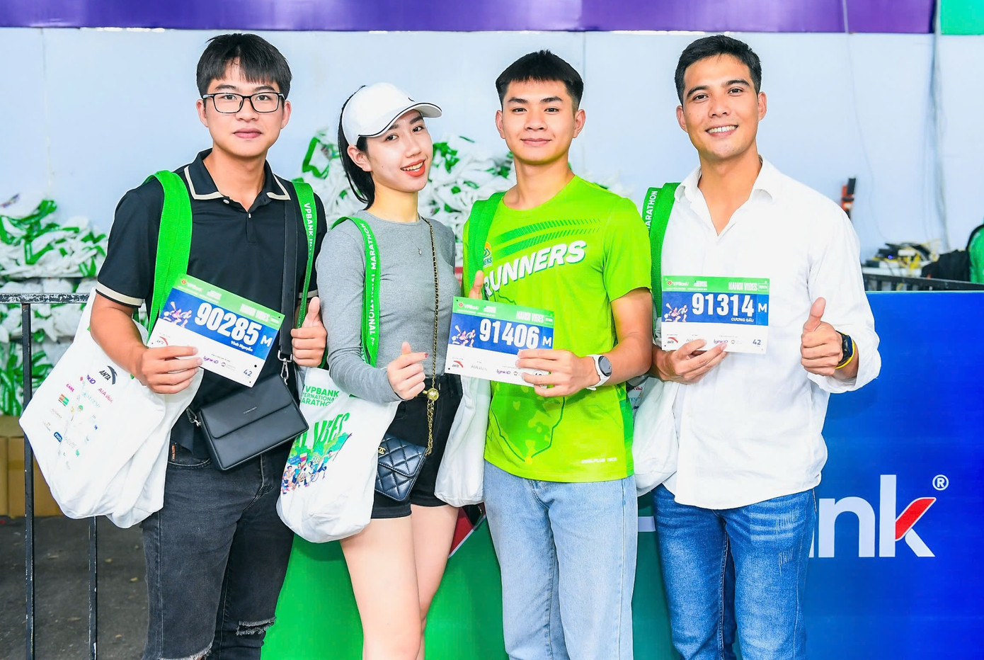 Các VĐV chỉ cần xuất trình mã QR đã được BTC gửi về email trước đó để xác minh thông tin. Những VĐV không thu xếp được thời gian có thể ủy quyền cho người thân hoặc bạn bè nhận bib và racekit. Các VĐV chỉ cần xuất trình mã QR đã được BTC gửi về email trước đó để xác minh thông tin. Những VĐV không thu xếp được thời gian có thể ủy quyền cho người thân hoặc bạn bè nhận bib và racekit.