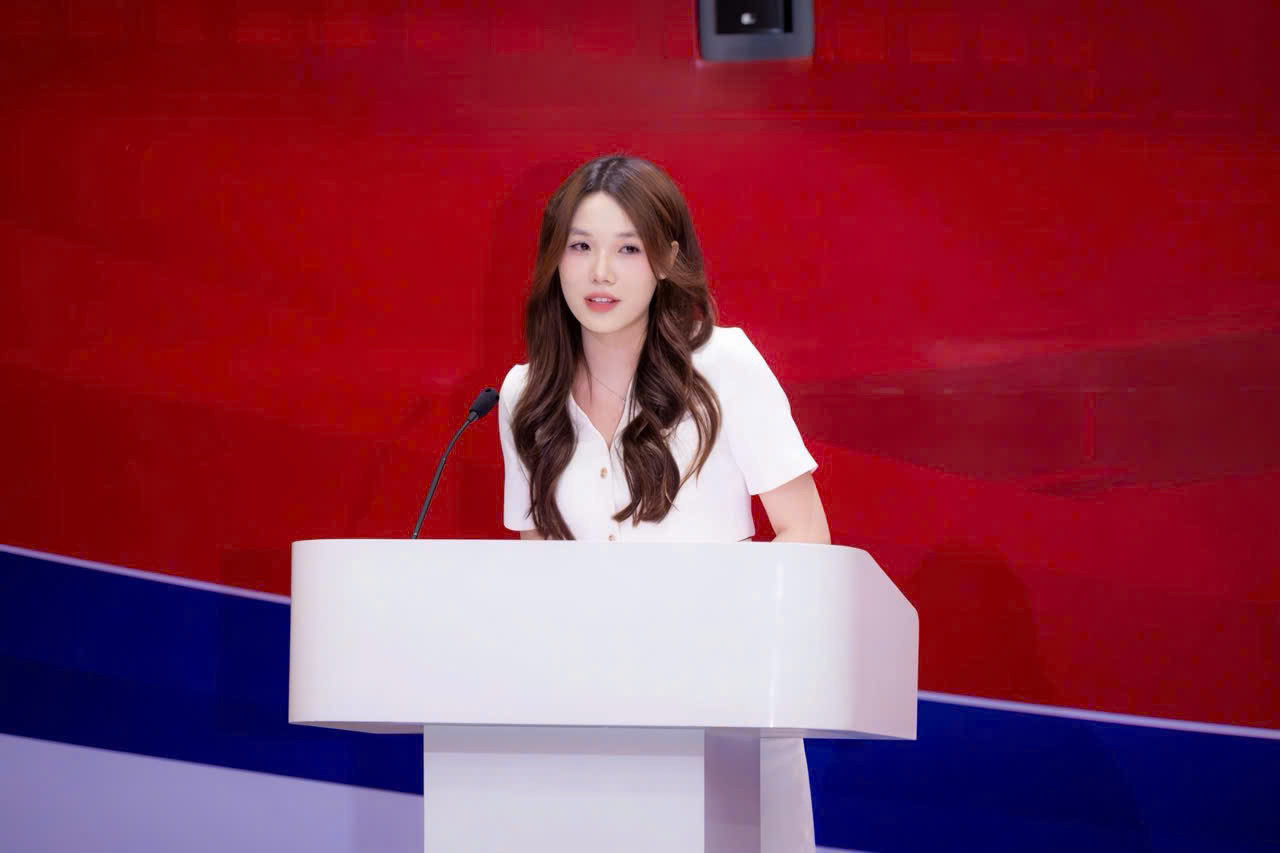 Hà Vân, đại diện các cựu quán quân học bổng, chia sẻ tại lễ trao học bổng BUV