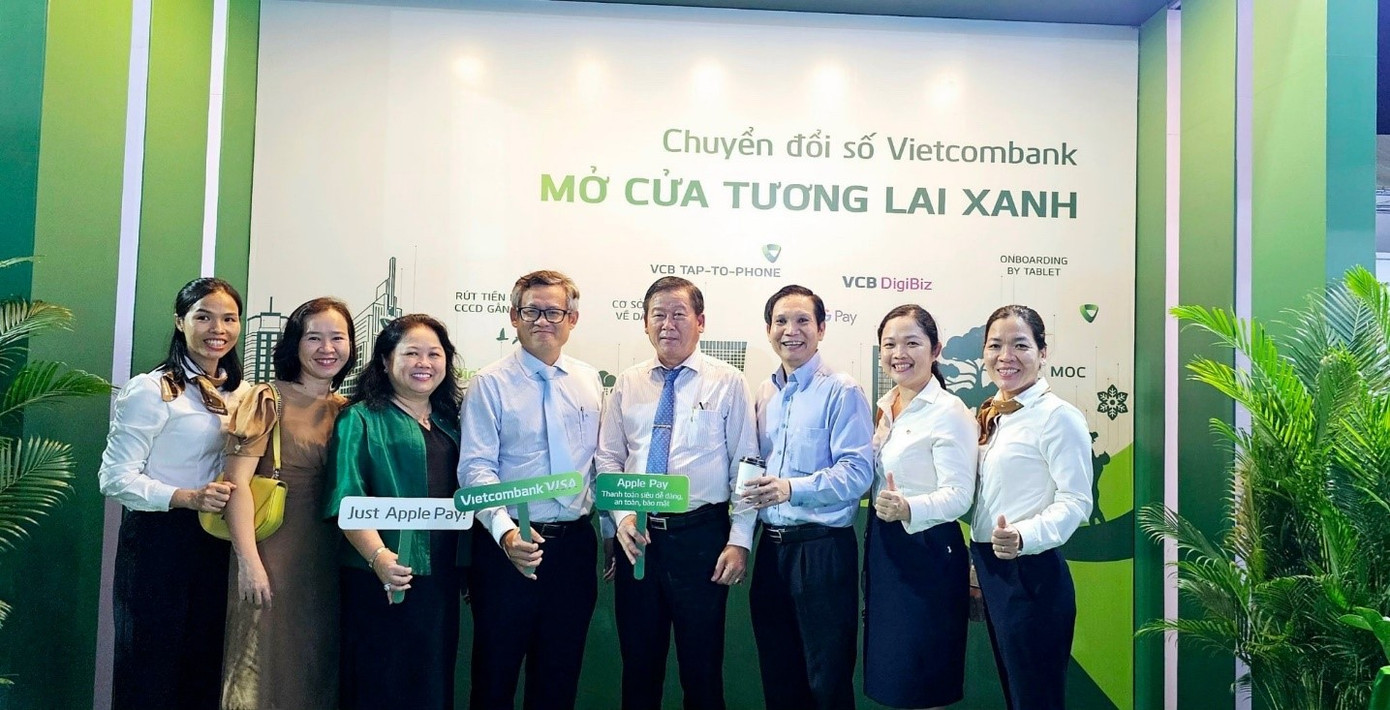 Ông Tạ Quang Trường – Giám đốc Sở TT-TT tỉnh Đồng Nai tham quan gian hàng Vietcombank tại tuần lễ Chuyển đổi số tỉnh Đồng Nai