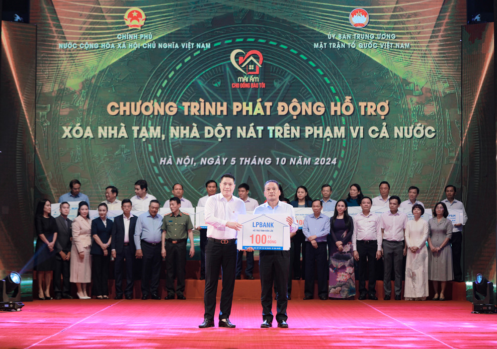 Đại diện Ngân hàng Lộc Phát Việt Nam (LPBank), Ông Nguyễn Văn Thuỳ - Phó Chủ tịch HĐQT trao tặng 100 tỷ đồng cho tỉnh Đắk Lắk thực hiện chương trình xóa nhà tạm, nhà dột nát trên địa bàn