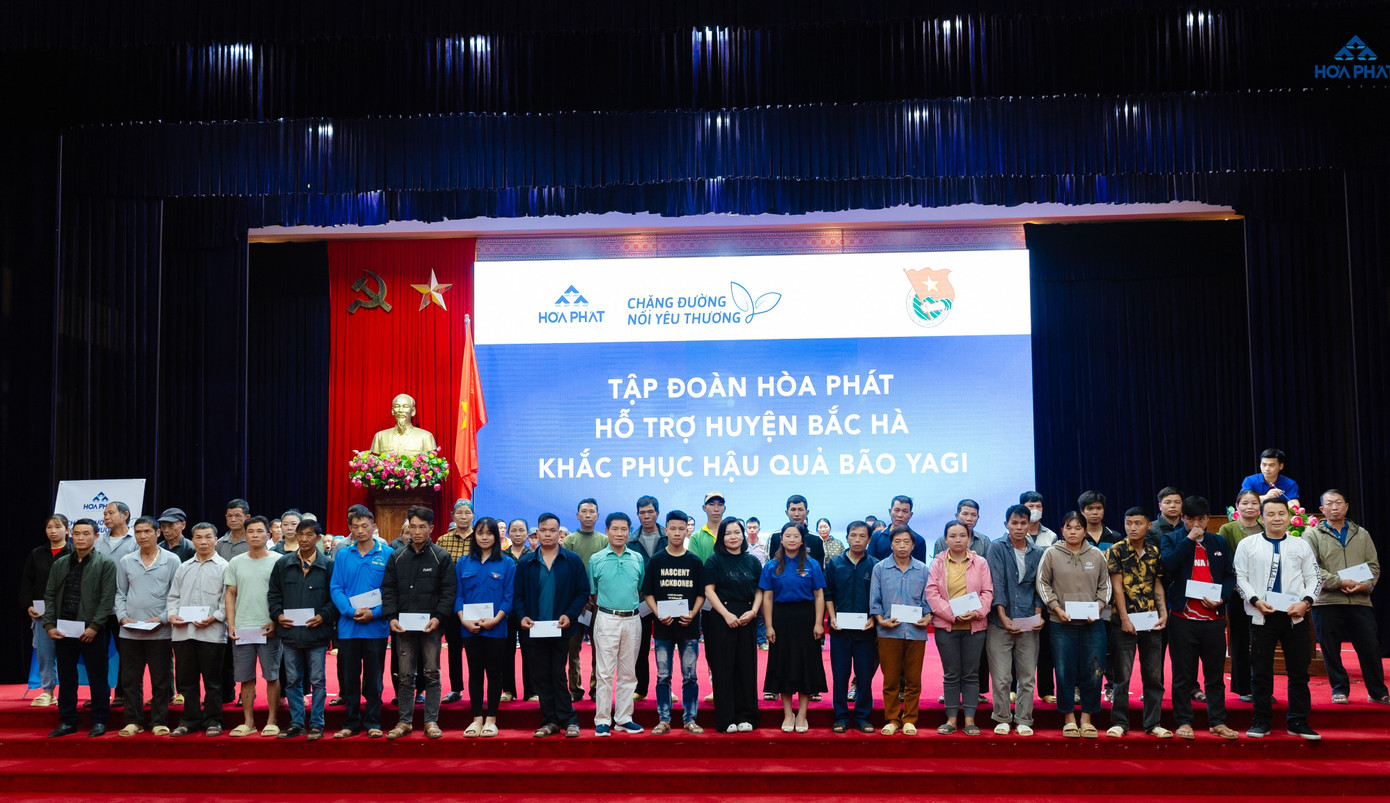 Đại diện Tập đoàn Hòa Phát trao quà cho bà con bị ảnh hưởng nặng nề bởi cơn bão Yagi tại huyện Bắc Hà Đại diện Tập đoàn Hòa Phát trao quà cho bà con bị ảnh hưởng nặng nề bởi cơn bão Yagi tại huyện Bắc Hà