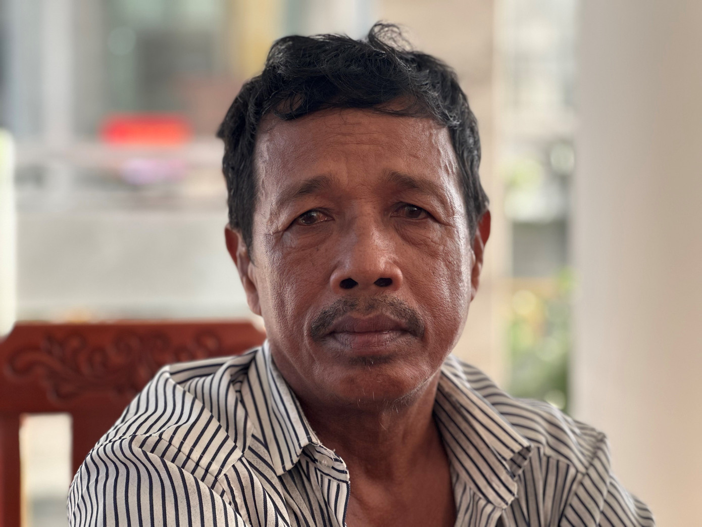 Ông Trương Quốc Hạnh bày tỏ niềm vui xen lẫn hồi hộp khi đưa cháu đi nhận học bổng từ chương trình “Nối trọn yêu thương - Nâng bước tới trường”.