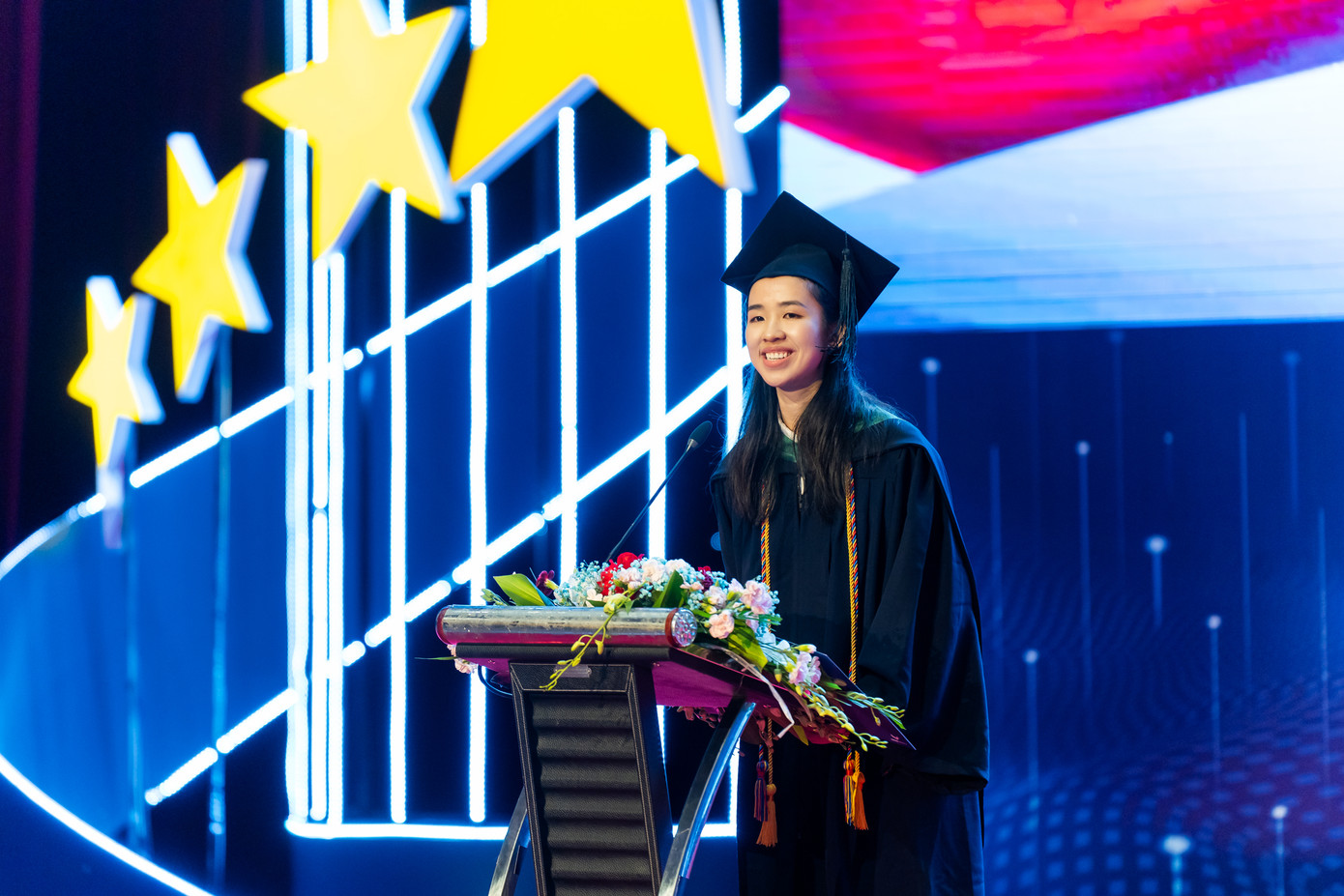 BS Nguyễn Hoàng Kim Hân - Gương mặt đại diện khóa nội trú đầu tiên tốt nghiệp phát biểu tại buổi lễ BS Nguyễn Hoàng Kim Hân - Gương mặt đại diện khóa nội trú đầu tiên tốt nghiệp phát biểu tại buổi lễ