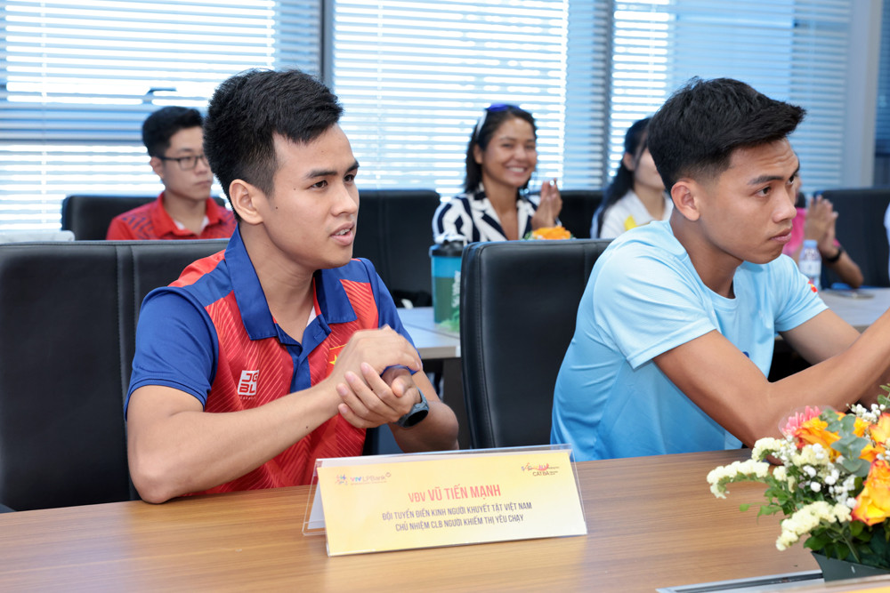 Vận động viên Đội tuyển Điền kinh Người khuyết tật Việt Nam Vũ Tiến Mạnh hiện đang là chủ nhiệm CLB Người khiếm thị yêu chạy (Blind Runners).