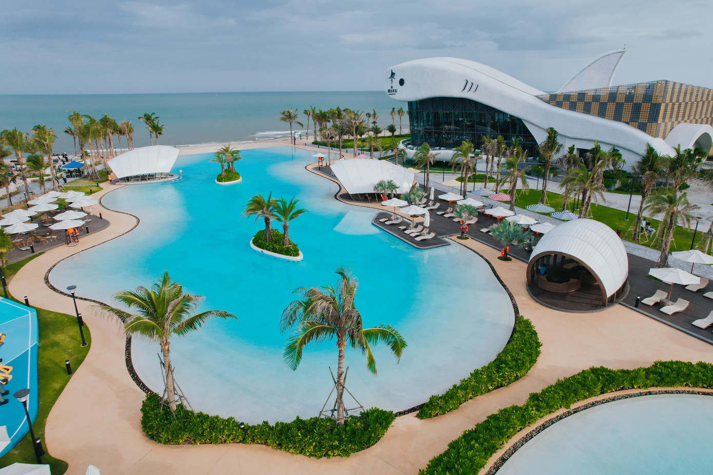 Du khách thích thú với vẻ đẹp và phong cách của các biệt thự biển cho thuê cũng như tiện ích “sang – xịn – đẳng cấp” tại NovaWorld Ho Tram