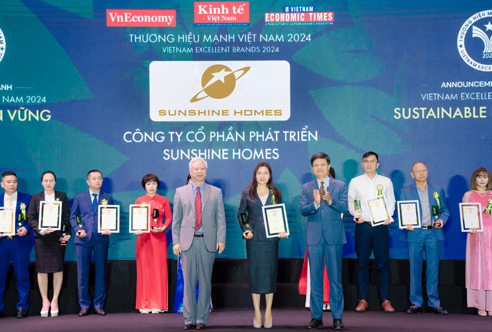 Tổng Giám đốc Sunshine Homes Đỗ Thị Định đại diện doanh nghiệp nhận vinh danh trong Top “Thương hiệu Mạnh – Phát triển bền vững năm 2024” tại Chương trình Thương hiệu Mạnh Việt Nam lần thứ 21