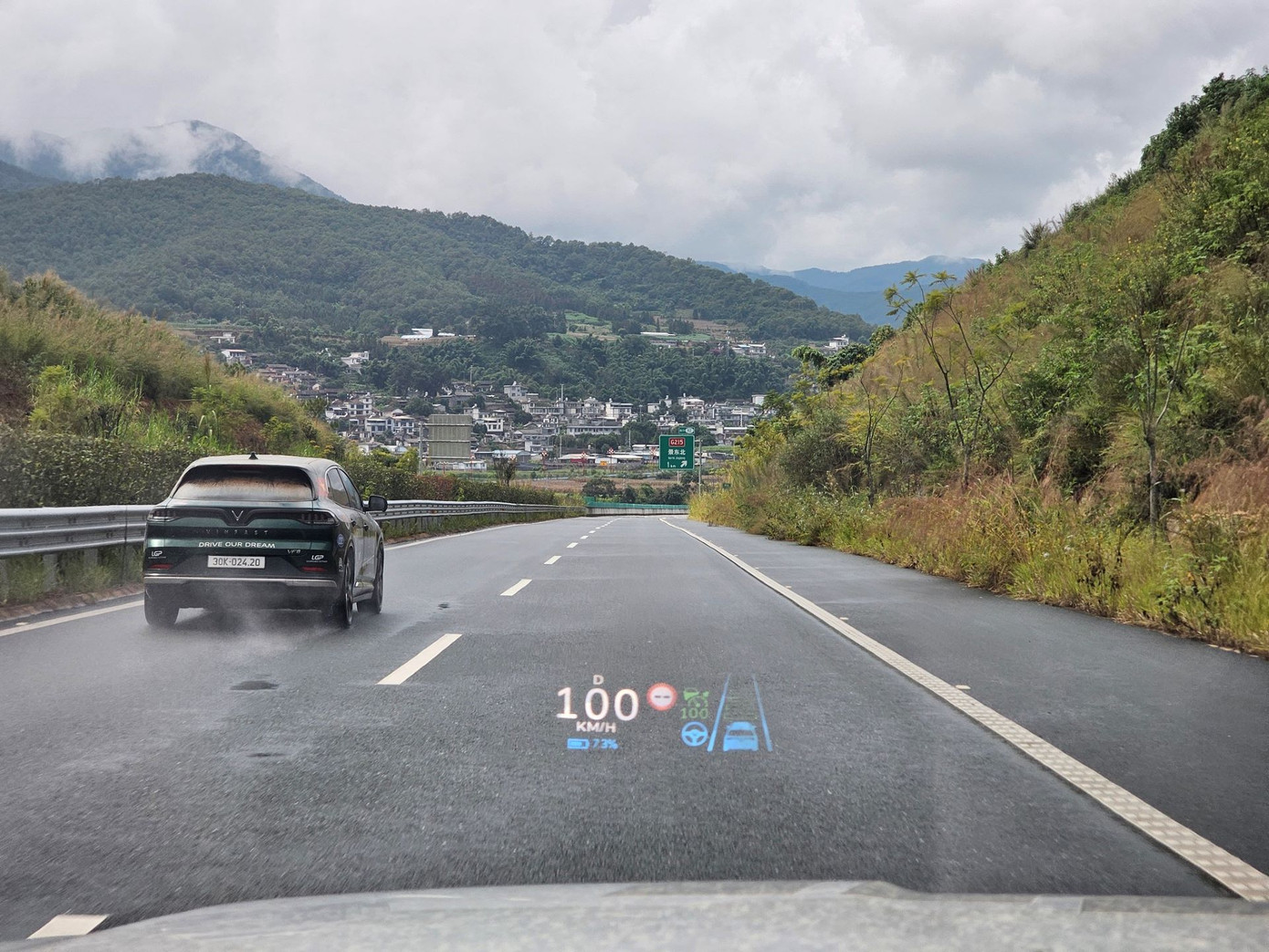 Khi sang đến Trung Quốc, điều kiện mặt đường tốt, giúp cho các hành trình di chuyển thuận lợi hơn. Trên các cung đường cao tốc, toàn đoàn có thể duy trì vận tốc 100km/h, các hệ thống ADAS phát huy tác dụng tốt. Khi sang đến Trung Quốc, điều kiện mặt đường tốt, giúp cho các hành trình di chuyển thuận lợi hơn. Trên các cung đường cao tốc, toàn đoàn có thể duy trì vận tốc 100km/h, các hệ thống ADAS phát huy tác dụng tốt.