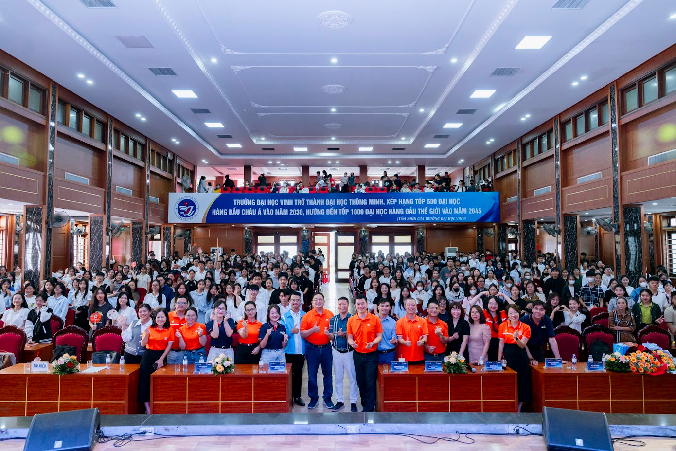 Sự kiện với sự tham gia của hơn 600 sinh viên trường Đại học Vinh. Sự kiện với sự tham gia của hơn 600 sinh viên trường Đại học Vinh.