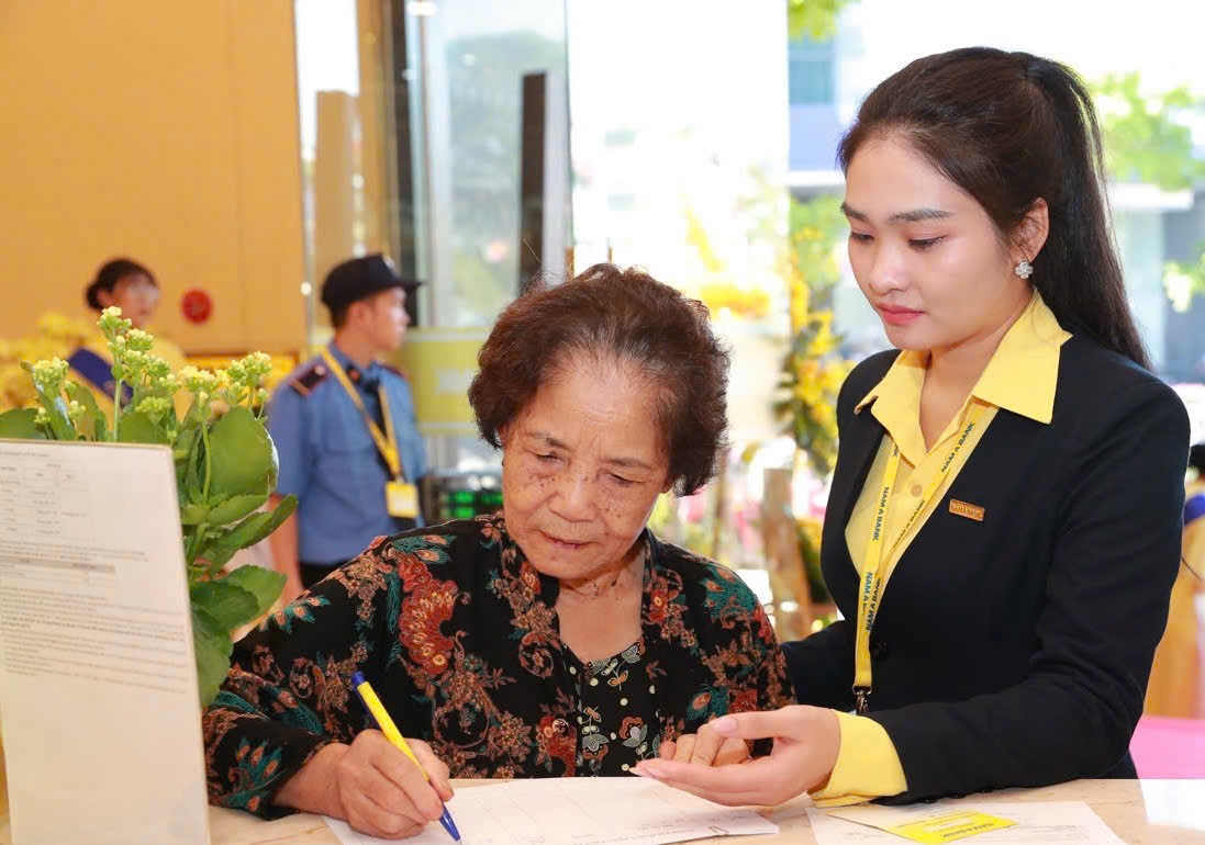 Những khách hàng đầu tiên giao dịch tại Nam A Bank Bắc Hà Nội