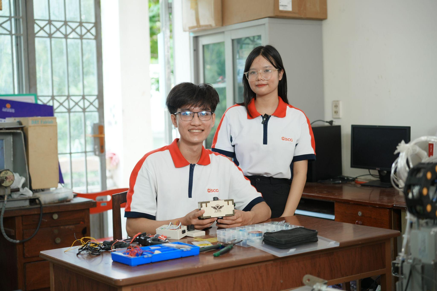 Với sự hỗ trợ từ học bổng Sharing the Dream, các bạn sinh viên Việt Nam đã có cơ hội được học tập và phát triển các dự án ESG phục vụ cộng đồng. Với sự hỗ trợ từ học bổng Sharing the Dream, các bạn sinh viên Việt Nam đã có cơ hội được học tập và phát triển các dự án ESG phục vụ cộng đồng.