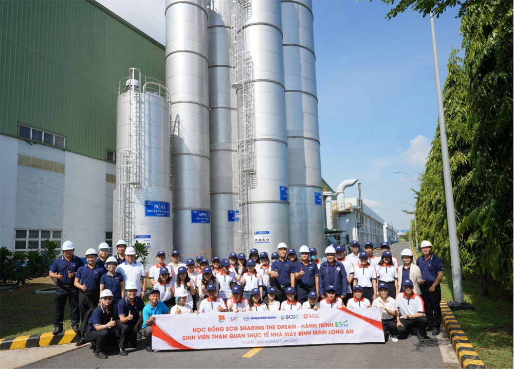 Không chỉ hỗ trợ tài chính, học bổng SCG Sharing the Dream còn bổ sung nhiều hoạt động tích hợp nhằm trang bị kiến thức và kỹ năng cho sinh viên. Không chỉ hỗ trợ tài chính, học bổng SCG Sharing the Dream còn bổ sung nhiều hoạt động tích hợp nhằm trang bị kiến thức và kỹ năng cho sinh viên.