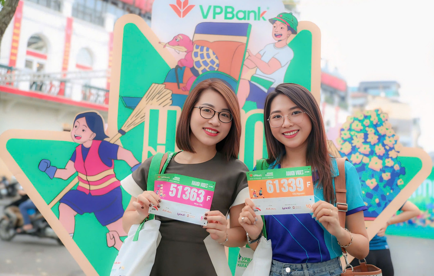 Đoàn Thu Trang (bên trái) - một nhân viên của VPBank cho hay đã tham dự và theo dõi thông tin về khá nhiều giải chạy nhưng vẫn rất bất ngờ với quy mô của VPIM 2024. “Tham dự giải chạy này, ngoài mục tiêu hàng đầu mình hướng đến là rèn luyện sức khỏe, mình mong muốn mang hình ảnh VPBank đến rộng hơn với mọi người, tuyên truyền về tinh thần sống đẹp cũng như mang lại hình ảnh giá trị cho cộng đồng từ VPBank” – Trang chia sẻ. Đoàn Thu Trang (bên trái) - một nhân viên của VPBank cho hay đã tham dự và theo dõi thông tin về khá nhiều giải chạy nhưng vẫn rất bất ngờ với quy mô của VPIM 2024. “Tham dự giải chạy này, ngoài mục tiêu hàng đầu mình hướng đến là rèn luyện sức khỏe, mình mong muốn mang hình ảnh VPBank đến rộng hơn với mọi người, tuyên truyền về tinh thần sống đẹp cũng như mang lại hình ảnh giá trị cho cộng đồng từ VPBank” – Trang chia sẻ.
